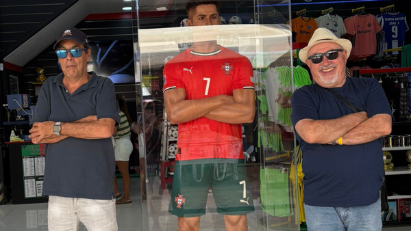 A. Cambronero y J.M. García con los brazos cruzados imitando la pose de CR7.