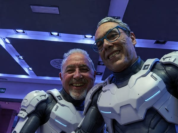 Jmalex y Blogpocket vestidos de robots